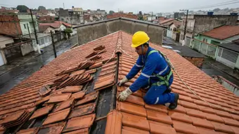 Organização e realinhamento de telhas deslocadas após vendaval ou temporal na região de Porto Alegre
